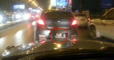 قارئ يرصد سيارة أعلى كوبرى أكتوبر بلوحات معدنية مخالفة 