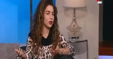 بالفيديو..مى عز الدين: أضع "لينسز" دائما وهذا هو لون عينى الحقيقى
