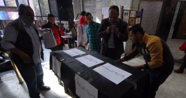 صحفيون يضعون نعشًا رمزيًا لـ"حرية الصحافة" قبل بدء اللقاء المفتوح بالنقابة
