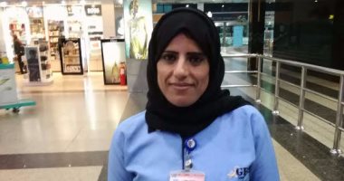 صرف مكافأة لعاملة نظافة بالمطار أعادت حافظة نقود وموبايلات أحد الركاب