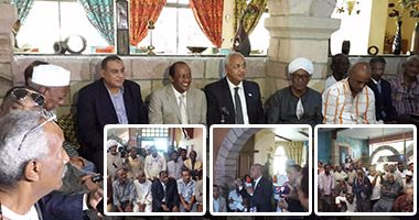 بالصور.. أبناء النوبة ينهون أزمتهم فى مؤتمر صحفى.. مصطفى بكرى: حضرت لأسوان من تلقاء نفسى.. نعمل جاهدين لإصدار قانون يرضى الجميع.. حديث القلة عن الانفصال دعاية مغرضة.. ونائب النوبة: قطع الطريق ظرف طارئ