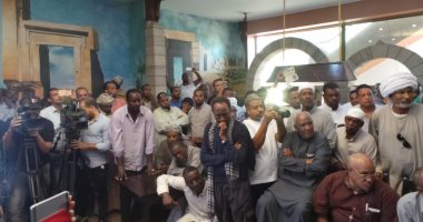 أهالى النوبة يسلمون مصطفى بكرى مطالبهم لعرضها على الحكومة