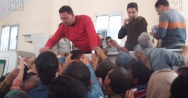 بالصور.. زحام ومشادات أثناء توزيع السكر المدعم فى مدينة السرو بدمياط