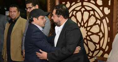 محمد هنيدى وأحمد عيد ونقيب الممثلين أول الحضور بعزاء والدة طارق عبد العزيز