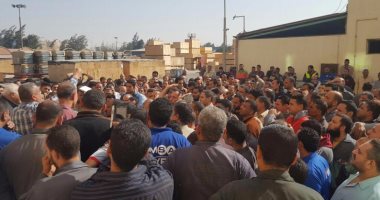 بالفيديو..عمال مصنع "لادا" بالعاشر يطالبوم برفع مرتباتهم