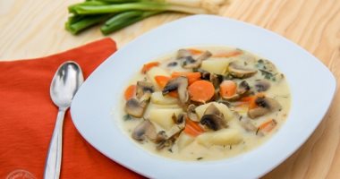بالصور والخطوات.. طريقة عمل شوربة البطاطس بالمشروم