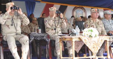 وزير الدفاع يشهد أكبر مناوره بالذخيرة الحية على الحدود الغربية.. القائد العام يتابع تنفيذ المشروع الاستراتيجى "جالوت- 8" والتكتيكى "رعد - 26"..ويؤكد: أبطال القوات المسلحة يثبتون أنهم على قدر المسئولية 