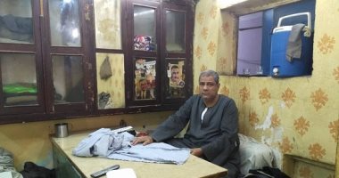 جلابية الحاج عفت مبتكذبش.. 45 سنة على ماكينة الخياطة ويؤكد "البلدى يكسب"
