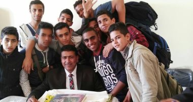 بالصور.. طلاب مدرسة كفر بطا ببنها يكرمون مديرها السابق