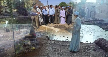بالصور..كارثة المياه الجوفية تهدد حياة 55 ألف مواطن بـ10 قرى جنوب الهويس الجديد بالأقصر.. الأهالى يعيشون مأساة يومية منذ 12 عامًا.. ويؤكدون: مقابر أمواتنا تغرق فى البرك.. والأوبئة والأمراض تهدد حياتنا
