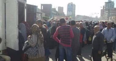 توافد المواطنين على سيارات السلع الغذاية المتنقلة لشراء السكر بالمحلة