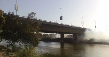 تراكم القمامة وحرقها أسفل كوبرى بنها بطريق المنصورة يثير غضب الأهالى