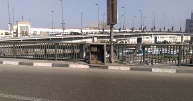 كابينة كهرباء مفتوحة تُهدد المارة أعلى كوبرى أكتوبر فى رمسيس