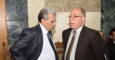 بالصور.. جيهان السادات وجابر نصار وأحمد قذاف الدم فى عزاء يحيى الجمل