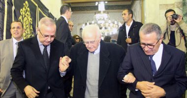 وصول عبد الحكيم عبد الناصر وعبد المنعم عمارة إلى عزاء "يحيى الجمل"