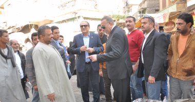محافظ الجيزة  يتفقد سوق الخضراوات والفاكهة ويطالب البائعين بعدم المغالاة