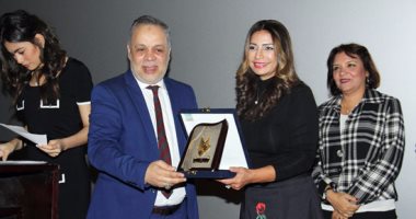 بالصور.. أشرف زكي يكرم  سوسن بدر ومحمود عبد المغني لجهودهما في مكافحة الإدمان