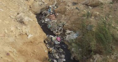 بالصور.. إلقاء مياه الصرف بخليج السويس وإصابة الأطفال بأمراض جلدية