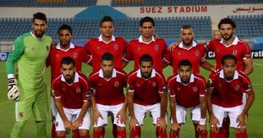  70 مشجعا يستقبلون الأهلي في مطار أسوان بالأغانى