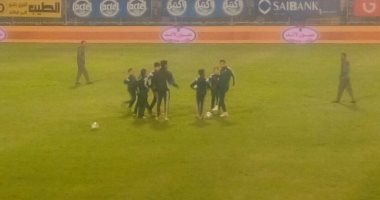 باسم مرسى يداعب أطفال الزمالك بين شوطى لقاء المقاولون