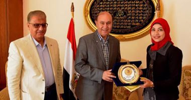 بالفيديو.. الفريق مهاب مميش يكرم بطلة العالم لكرة السرعة أسماء حسن