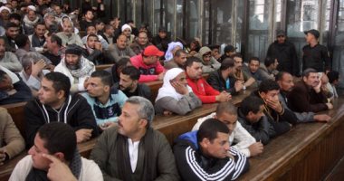 بالصور.. متهمو "أحداث العدوة" يرتدون "تيشيرتات" عليها عبارات "تحيا مصر"