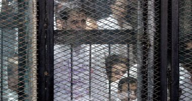 بالفيديو والصور.. 11 مشهدا من جلسة "أحداث العدوة".. ارتداء المتهمين تيشرتات "تحيا مصر".. استقبالهم بديع بهتافات "يسقط حكم المرشد".. تأييدهم للرئيس السيسي.. وإخلاء سبيل 3 متهمين والتأجيل لـ28 ديسمبر