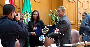​بالفيديو والصور.. رئيس المجلس القومي للمرأة تسلم وثيقة تمليك لـ 40 مشروع اقتصادي بقرية البياضية