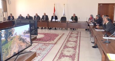 محافظ بنى سويف ووفد من "السكة الحديد" يبحثان الاستفادة من أراضٍ تابعة للهيئة