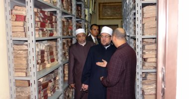 وزير الأوقاف يتفقد مكتبة المخطوطات بالسيدة زينب