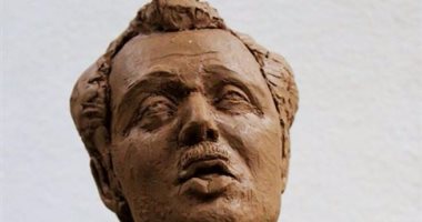بالصور.. فنان تشكيلى يصنع تمثالاً لـ "الشيخ حسنى" فى الأقصر