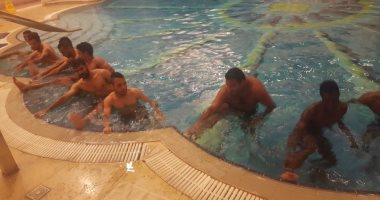 بالصور.. ميدو يجهز لاعبى دجلة للزمالك فى "حمام السباحة"