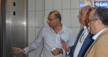 رئيس المترو يتفقد محطة جامعة القاهرة لمراجعة انتظام المصاعد الكهربائية