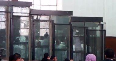 بالصور.. متهمو "أحداث العدوة" يرتدون تيشيرتات عليها عبارات "يحيا السيسى"