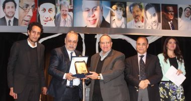 بالصور.. أشرف زكى يكرم صادق الصباح وجابر نصار بختام مهرجان نقابة الممثلين