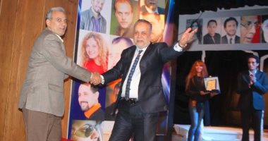 رئيس جامعة القاهرة بعد تكريمه بـ"الممثلين": عندى 16 مسرحا وأدرك أهمية الفن