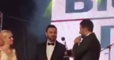 شاهد بالفيديو.. لحظة استلام محمد حماقى لجائزة "أفضل فنان فى الشرق الأوسط"