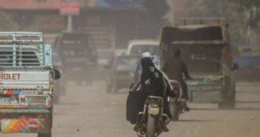 تحذيرات من المرور للقيادة الآمنة أثناء ظهور أتربة بالطرق السريعة