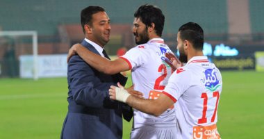 بالصور.. تحية خاصة من لاعبى الزمالك لميدو قبل مواجهة دجلة
