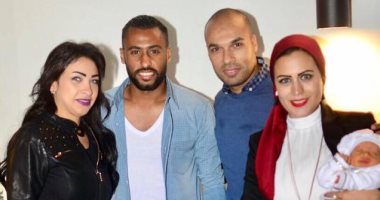 حسام عاشور وزوجته يحضران عقيقة ابنة لاعب الأهلى السابق