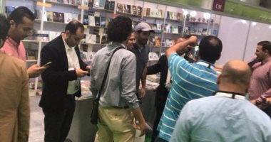 شاهد.. تداول صور لأبو تريكة فى معرض الدوحة للكتاب