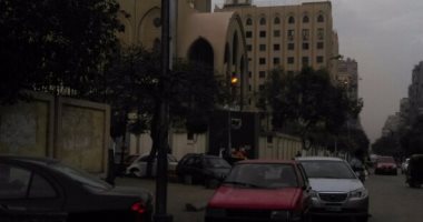 إضاءة أعمدة الكهرباء نهارا فى الزيتون بالرغم من دعوات الترشيد
