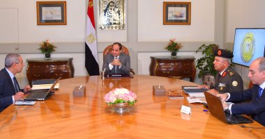 السيسى يجتمع بوزير الصناعة وكامل الوزير لإنشاء 3 مجمعات للصناعات الصغيرة..توجيهات فورية لإنشاء مزارع تستوعب مليون رأس ماشية لتوفير الألبان.."قابيل": 1008 شقة سكنية للعاملين المنتقلين إلى الروبيكى