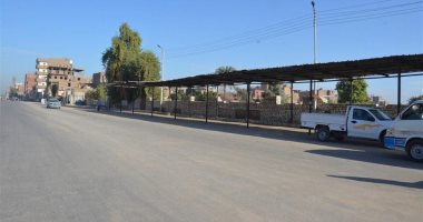 بالصور.. إضراب سائقين بإسنا رفضا للتعريفة يتسبب فى غياب 700 طالب عن مدارسهم 