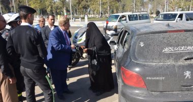 محافظ الإسماعيلية يسحب رخصة إحدى السيارات لسيرها عكس الاتجاه