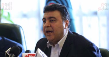هل مواقع التواصل الاجتماعى ستُنهى مشاهدة التلفزيون؟.. خبير يجيب