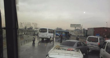 توقف حركة المرور أعلى محور الأوتوستراد بسبب حادث تصادم 