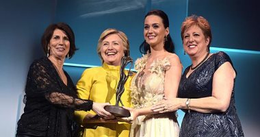 بالصور.. هيلارى كلينتون تفاجئ كاتى بيرى فى حفل UNICEF Snowflake Ball