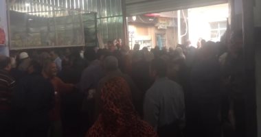 بالفيديو.. زحام شديد داخل معرض أسواق تحيا مصر بالمحلة لشراء السكر