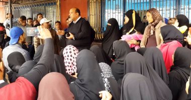 بالفيديو والصور.. بكاء أهالى القابوطى بسبب إلغاء القرعة العلنية لوحدات الإسكان
